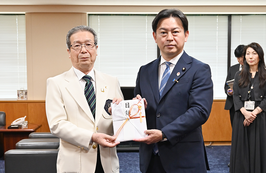 厚生労働省で第40期みのりの箱募金贈呈式
